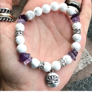 Amethyst & howlite lotus flower beaded bracelet